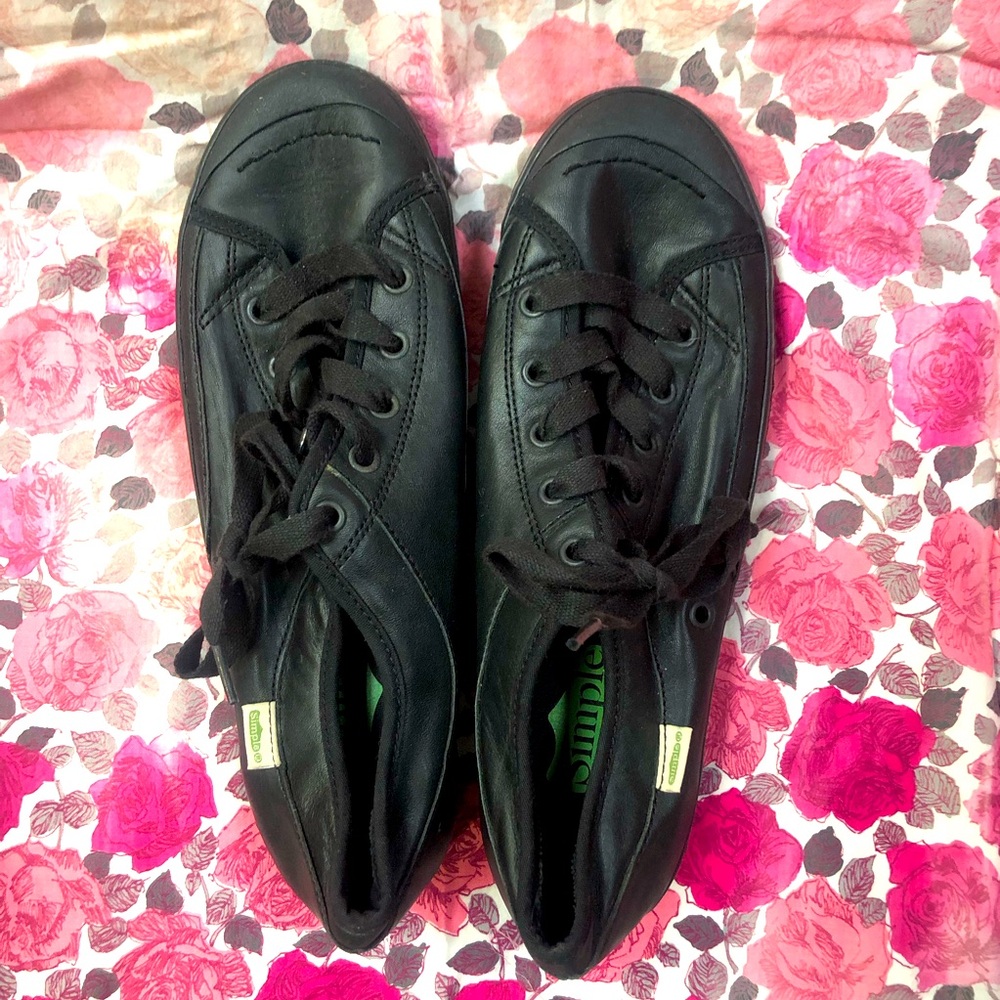 Simple brand sneakers. Size 9. 🖤